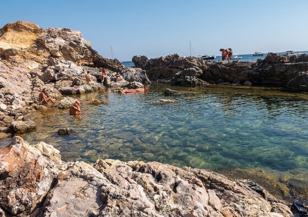 cala mar morto argentario barriera scogli