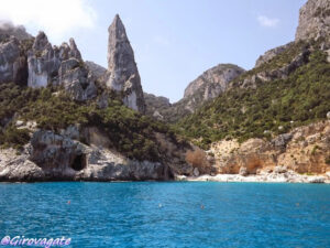 Escursione in barca a Cala Goloritzè: una spiaggia e un mare incontaminati